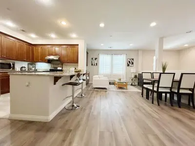 a kitchen and dining room with a table and chairs at \u5c14\u6e7e\u6e29\u99a8\u8212\u9002\u6c11\u5bbf in Irvine