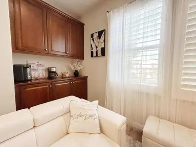 a living room with a white couch and a window at \u5c14\u6e7e\u6e29\u99a8\u8212\u9002\u6c11\u5bbf in Irvine