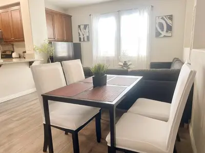 a kitchen and dining room with a table and chairs at \u6a59\u53bf\u6e29\u99a8\u8212\u9002\u6c11\u5bbf in Irvine