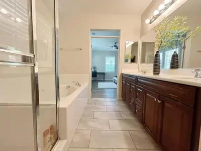 a bathroom with a tub and a sink and a shower at \u6a59\u53bf\u6e29\u99a8\u8212\u9002\u6c11\u5bbf in Irvine