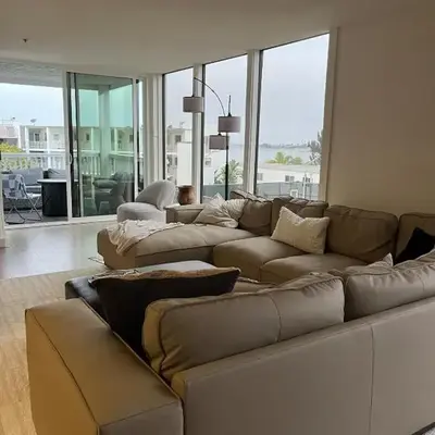 Sail Bay Condo in PB Bay View close to the Ocean! 30 day stay is required