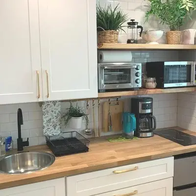 New cozy studio 2 queen beds kitchen walk to water!