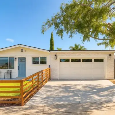 Sunny Coastal Escape Large 3BR Home Sleeps 8