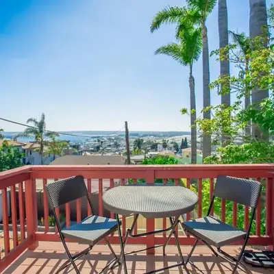 Great Views Studio apartment near Little Italy