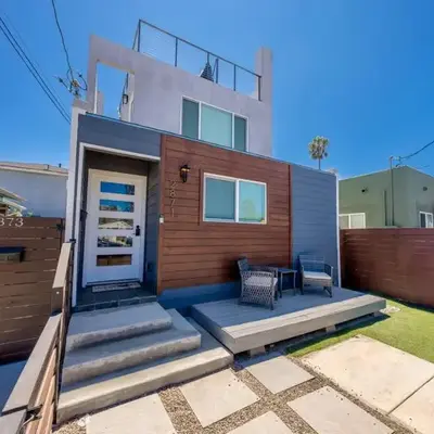 Modern Urban Escape Rooftop & Walkable Fun
