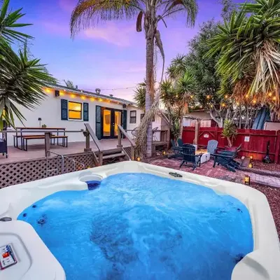 Designer Oasis with Hot Tub Firepit BBQ Sleeps 6