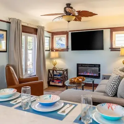 Roswitha's Blue Wave Cottage
