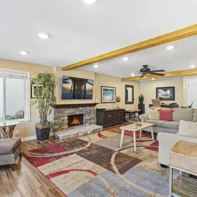 Bright 3BR Beach Condo Near Casino and Ole Hanson