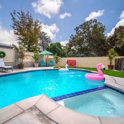 Spacious 4BR w/ Pool