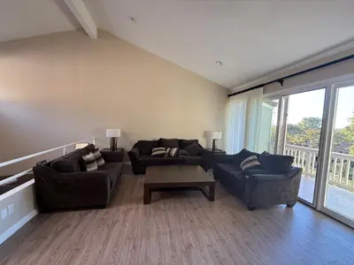 a living room with two couches and a coffee table at \u53cc\u4eba\u95f4 in Irvine