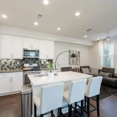 Beautiful Spacious Condo in an Excellent Location