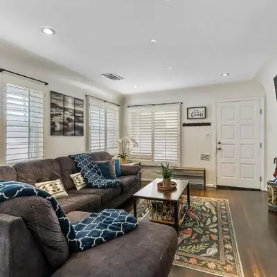 Bungalow Downtown Easy Airport Access Family Friendly