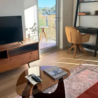 Luxury Designer Hillcrest Apartment with Pool & Gym