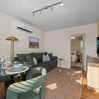 Stylish 1BR Home with Parking Near Zoo & Downtown