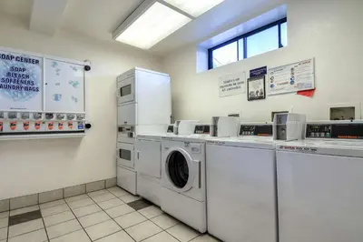 a laundry room with a washer and dryer at Motel 6-San Diego, CA - Hotel Circle - Mission Valley in San Diego
