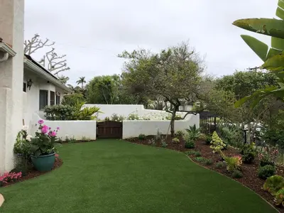a backyard with green grass and a fence at Kate Stanton Inn in Encinitas