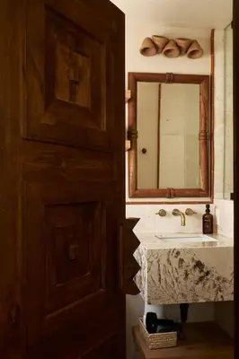 a bathroom with a sink and a mirror at Los Bungalows in Imperial Beach