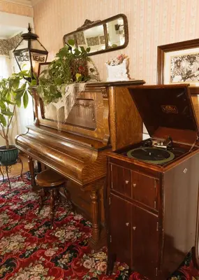 an old piano in a room with a mirror at Julian Gold Rush Hotel in Julian