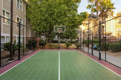 a tennis court with a basketball hoop at Residence Inn San Diego Sorrento Mesa/Sorrento Valley in Sorrento