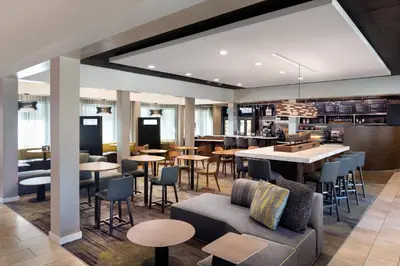 a restaurant with tables and chairs and a bar at Courtyard by Marriott San Diego Sorrento Valley in Sorrento