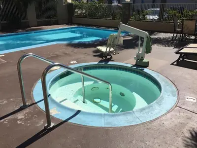 a hot tub in the middle of a swimming pool at Chula Vista Inn in Chula Vista