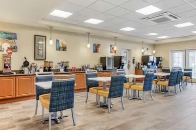 a cafeteria with tables and chairs and a kitchen at Best Western Plus Lake Elsinore Inn & Suites in Lake Elsinore