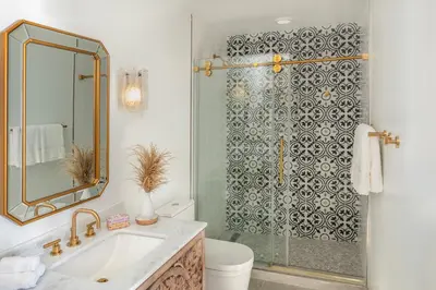 a bathroom with a shower with a sink and a toilet at Cardiff By The Sea Lodge in Encinitas