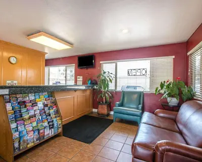 a living room with a bar and a couch and chairs at Rodeway Inn Fallbrook Downtown in Fallbrook
