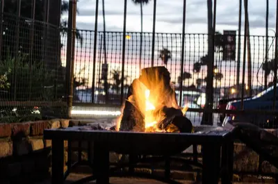 a fire pit in the middle of a patio at The Patriots Boutique Motel in San Clemente