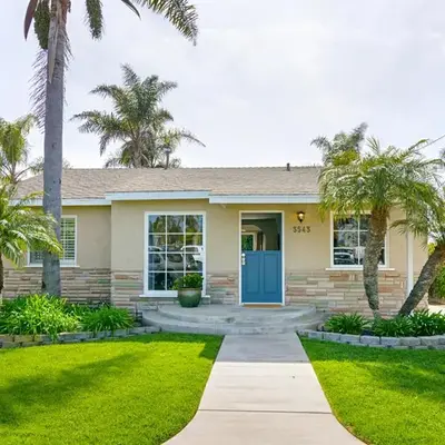 Ultimate Beach Bungalow - 1 block from beach - huge backyard