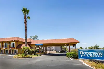 a roteway inn and suites sign in front of a motel at Rodeway Inn & Suites Canyon Lake-Menifee West in Canyon Lake