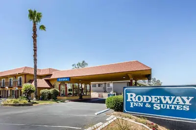a road way inn and suites sign in front of a motel at Rodeway Inn & Suites Canyon Lake-Menifee West in Canyon Lake