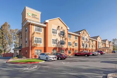 a building with cars parked in a parking lot at Extended Stay America Suites - Orange County - Lake Forest in Foothill Ranch