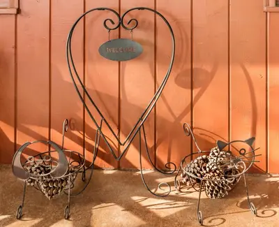 a heart shaped sign on a wall with two baskets at Ayres Lodge Alpine in Alpine