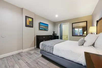 a bedroom with a bed and a mirror at Hotel Point Loma in San Diego