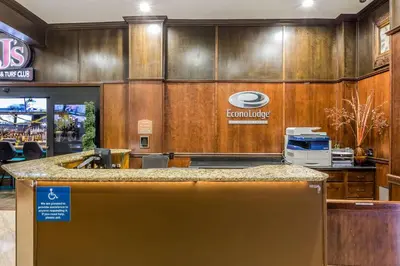 a restaurant with a counter with acomputerasteryasteryasteryasteryasteryasteryasteryastery at Econo Lodge Lake Elsinore Casino in Lake Elsinore