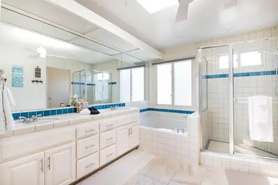 a bathroom with two sinks and a tub and a shower at Luxury Penthouse with Elevator - Sleeps 10+ - Family Friendly Sun / Surf / Sand in San Diego