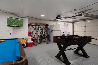 Gallery image of Ocean view AC heated Pool jacuzzi Tennis bikesPool table foosball bikes in Newport Beach