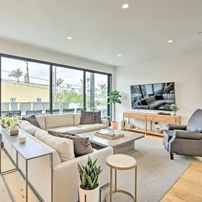Chic Coronado Retreat with Patio and 4 Cruiser Bikes!