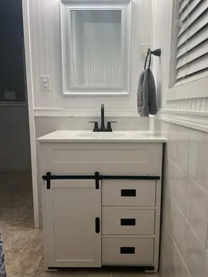 a bathroom with a sink and a mirror at Casa de Taft in La Mesa