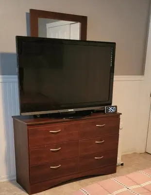 a flat screen tv sitting on top of a dresser at Casa de Taft in La Mesa