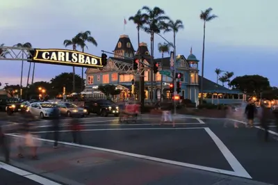 a city street with a street sign in front of a building at Golf - Beach - Legoland - Shopping - Dining in Carlsbad