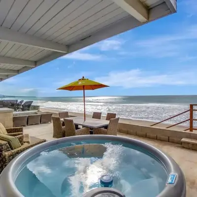 ON THE SAND!! Private Beach! OCEAN FRONT HOT TUB!!