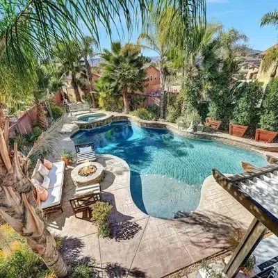 Vino Villa Large home Sleeps 10! Large Salt water pool/spa