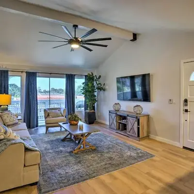 Cozy-Chic Condo Walk to Beach and Park!